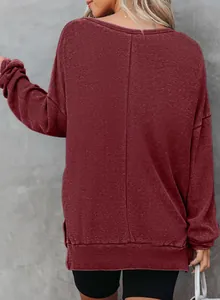 Achteraanzicht van een bordeauxrode wafelgebreide longsleeve met zijsplitjes voor dames.