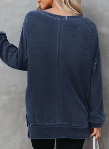 Achteraanzicht van blauwe dames sweatshirt met wafelstructuur en zijsplitjes