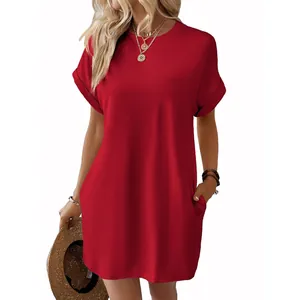 Elegante abito rosso a girocollo con tasche laterali per un fresco look estivo