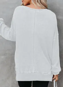 Gedetailleerd achteraanzicht van een wit wafelgebreid sweatshirt met lange mouwen en split