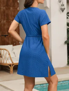 Rückenansicht eines blauen Strandkleids mit Lochstickerei und tailliertem Schnitt