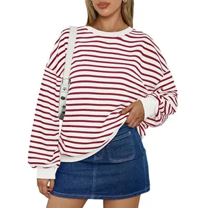 Γυναικείο oversized ριγέ φούτερ με κόκκινες και λευκές ρίγες και στρογγυλή λαιμόκοψη