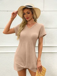 Elegante vestito estivo corto in maglia a nido d'ape con scollo a V e nodo frontale