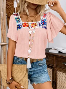 Λεπτομέρεια ροζ μπλούζας boho με τετράγωνη λαιμόκοψη και κέντημα με βελονάκι