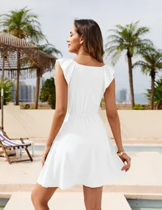 Vista posteriore di un mini abito bianco con scollo a V e maniche a volant per la spiaggia