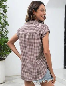 Achteraanzicht van casual geruit shirt met korte mouwen en een klassieke revers