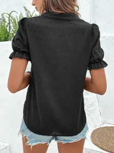 Vista posterior detallada de una blusa de gasa con mangas abullonadas y textura de plumeti