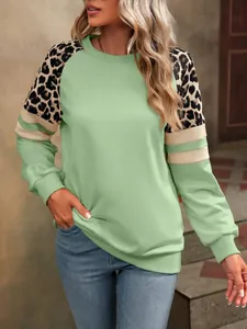 Vue détaillée d'un sweat vert menthe à imprimé léopard et design color block chic