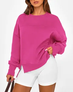 Détail d'un sweat-shirt magenta à col rond avec fentes latérales et coupe ample