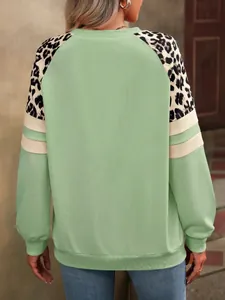 Vue arrière d'un sweat vert avec empiècements léopard et rayures aux manches.
