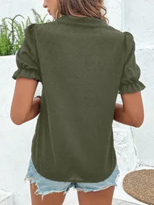 Vista trasera de la blusa de gasa verde oliva con motas y mangas abullonadas