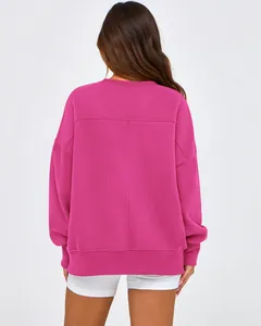 Vue de dos d'un sweat-shirt fuchsia à col rond et à coupe décontractée confortable