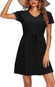 Elegantes schwarzes Strandkleid mit V-Ausschnitt, Lochmuster und Kordelzug am Model