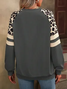 Vue arrière d'un sweat-shirt gris pour femme avec manches raglan léopard et rayures.