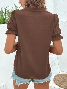 Vista trasera de blusa de gasa marrón con puntos suizos y mangas abullonadas
