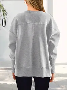 Vue détaillée du dos d'un sweat-shirt gris décontracté à col rond pour femme en automne