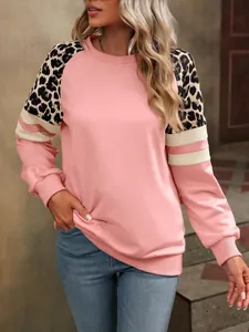 Vue détaillée d'un sweat-shirt rose avec manches raglan à imprimé léopard