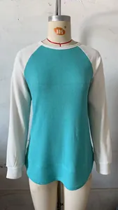 Vue détaillée d'un t-shirt à manches longues en tricot gaufré bicolore bleu et blanc