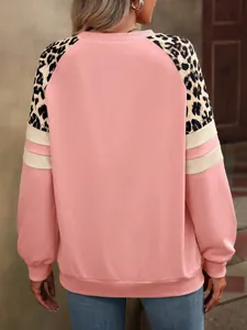 Vue arrière d'un sweat-shirt rose avec épaules léopard et rayures sur les manches