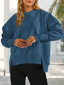 Détail rapproché d'un sweat-shirt bleu poudré oversize pour femme avec fentes de côté
