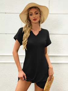 Dettaglio di un vestito da spiaggia nero con scollo a V in maglia a nido d'ape morbida