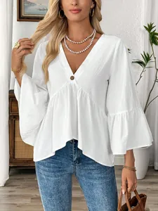Elegante weiße Baumwollbluse mit V-Ausschnitt und Rüschenärmeln für den schicken Sommer.