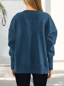 Vue arrière d'un sweat-shirt bleu marine ample à col rond pour femme avec bords-côtes