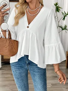 Detailansicht einer weißen Baumwollbluse mit V-Ausschnitt und Glockenärmeln sowie Knopf