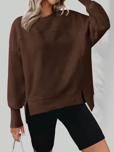 Vue détaillée d'un sweat-shirt marron oversize muni de fentes latérales élégantes