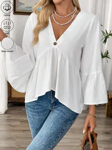 Elegante weiße Baumwollbluse mit V-Ausschnitt, Rüschenärmeln und weichem Stoff für Damen.