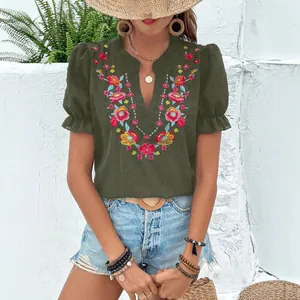 Blusa de gasa verde con bordado floral, cuello en V y mangas abullonadas para verano.