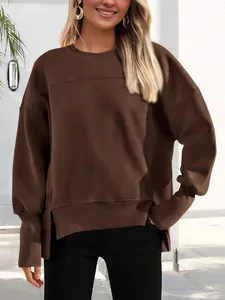 Détail d'un sweat-shirt à col rond marron chocolat confortable avec fente latérale élégante.