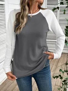 Détail en gros plan de la texture nid d'abeille sur ce t-shirt bicolore à manches longues