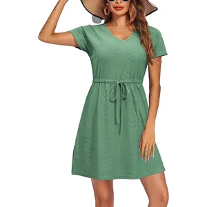 Sommerliches Strandkleid mit V-Ausschnitt, kurzen Ärmeln, Durchbruchmuster und Kordelzug