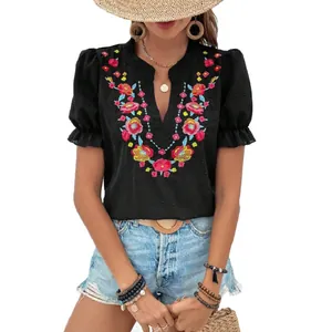 Blusa de gasa negra con cuello en V, bordado floral vibrante y mangas cortas abullonadas