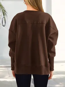 Vue arrière d'un sweat-shirt marron foncé surdimensionné avec des détails de couture