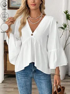 Elegante Nahaufnahme weiße V-Ausschnitt Bluse mit Rüschenärmeln und Knopfdetail