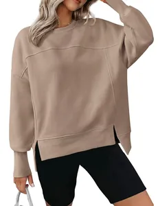 Vue détaillée d'un sweat-shirt beige à col rond avec un design élégant à fentes latérales