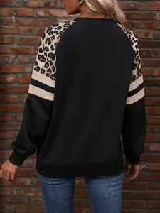 Vue arrière d'un sweat-shirt noir pour femme avec empiècement léopard et rayures