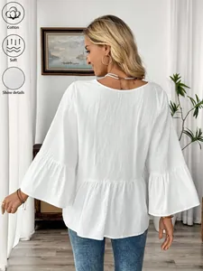Rückansicht einer weißen Baumwollbluse mit Rüschenärmeln und weicher Textur