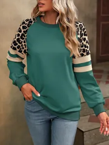 Détail du sweat-shirt vert pour femme avec imprimé léopard et coupe décontractée