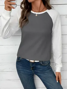Vue détaillée de la maille gaufrée de ce t-shirt bicolore gris et blanc à manches longues