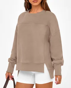 Vue détaillée d'un sweat-shirt taupe décontracté avec col rond et fentes latérales chic