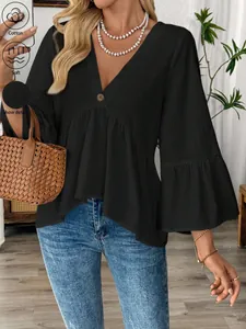 Elegante schwarze Baumwollbluse mit V-Ausschnitt und femininen Rüschenärmeln für Damen