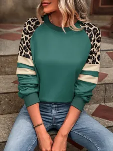 Vue détaillée d'un sweat-shirt décontracté vert à imprimé léopard porté par un mannequin