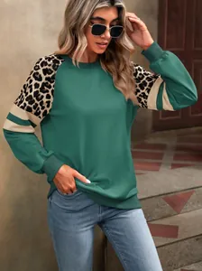 Vue détaillée d'un sweat-shirt vert pour femme avec manches raglan à motif léopard