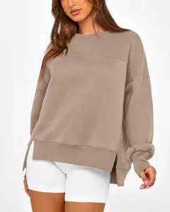 Détail du sweat-shirt kaki à col rond pour femme avec fentes latérales et coupe ample