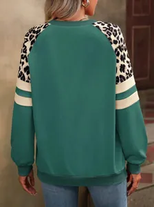 Vue arrière détaillée d'un sweat-shirt vert avec patchwork léopard et rayures crème
