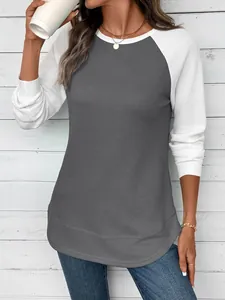 Gros plan d'un haut à manches longues en tricot gaufré pour femmes avec manches raglan