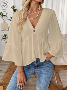 Damen Baumwollbluse mit V-Ausschnitt, Glockenärmeln und Knopfdetail in Beige beige beige
